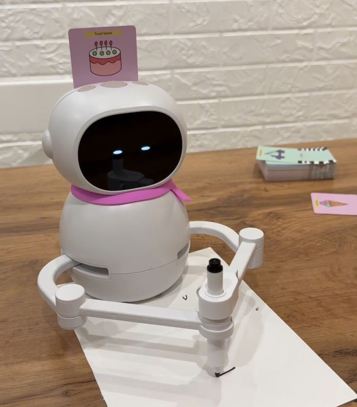 Робот для малювання з навчальними касетами-карточками